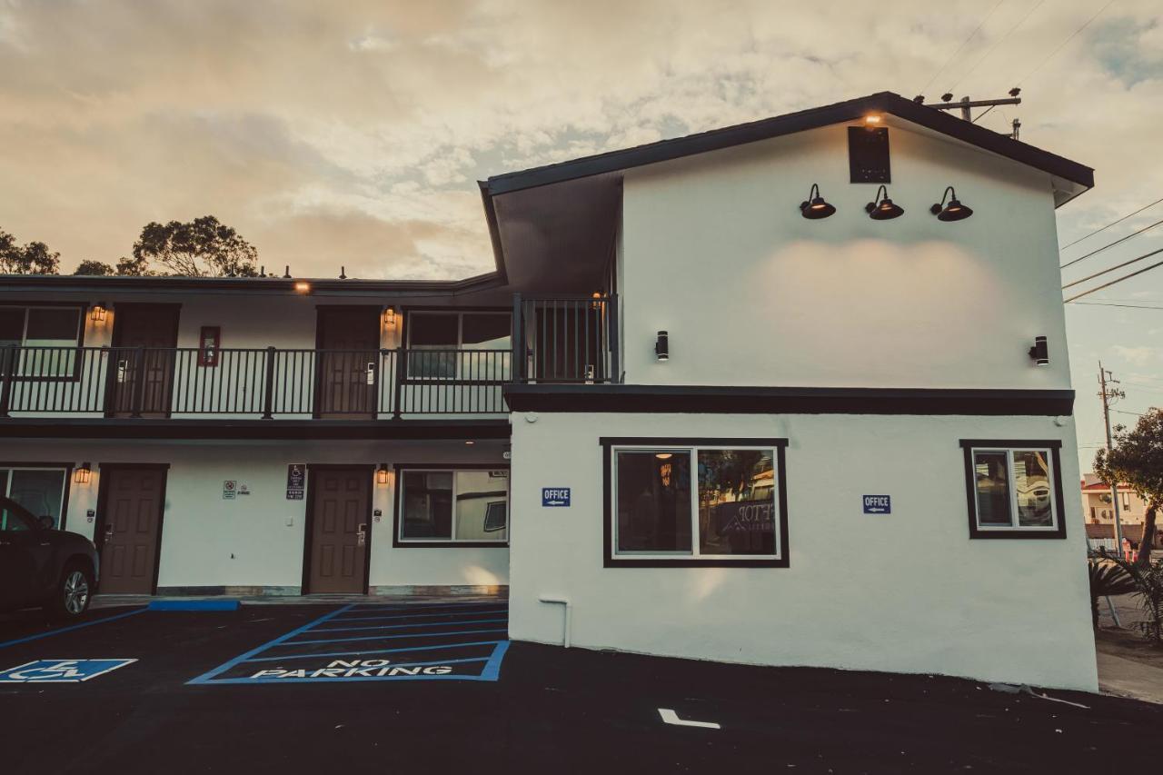 Blufftop Inn & Suites - Wharf/Restaurant District خليج مورو المظهر الخارجي الصورة